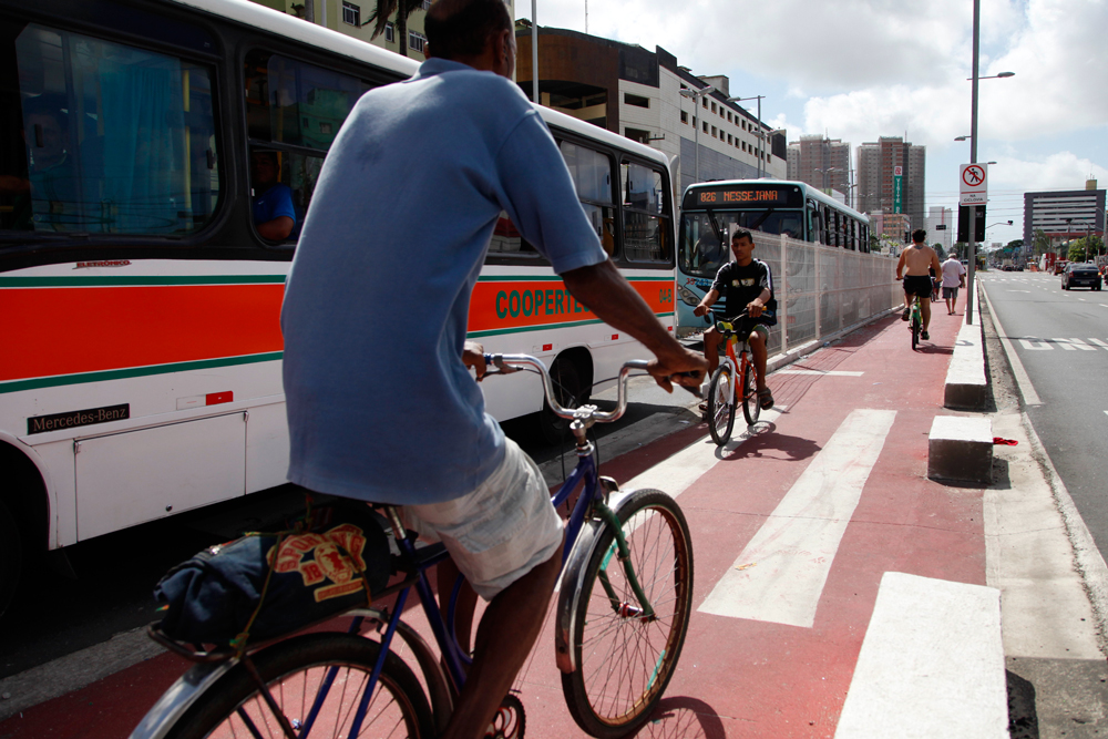 ciclista passando por ciclovia